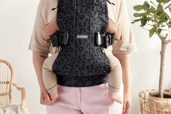 BABYBJORN ONE AIR 3D MESH  - nosidełko, Antracyt/Leopard