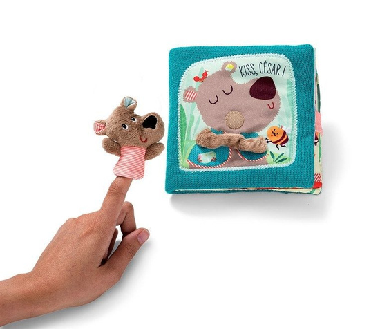 Książeczka z mini-pacynką wielofunkcyjna „Pocałuj Cesara” Niedźwiadek Cesar 12 m+, LILLIPUTIENS 