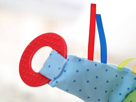 SIGIKID Przytulanka aktywizująca Kangurek z gryzakiem, grzechotką, piszczałką, wibracją i szeleszczącą folią 6m+ PlayQ 