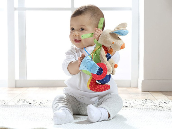 SIGIKID Przytulanka aktywizująca Kangurek z gryzakiem, grzechotką, piszczałką, wibracją i szeleszczącą folią 6m+ PlayQ 