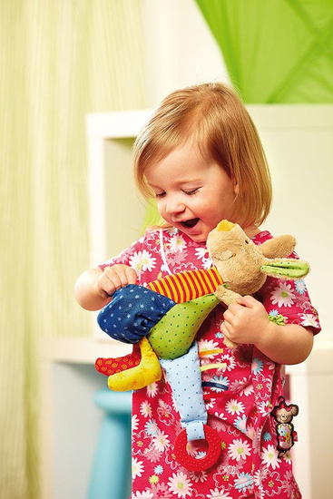 SIGIKID Przytulanka aktywizująca Kangurek z gryzakiem, grzechotką, piszczałką, wibracją i szeleszczącą folią 6m+ PlayQ 