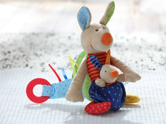 SIGIKID Przytulanka aktywizująca Kangurek z gryzakiem, grzechotką, piszczałką, wibracją i szeleszczącą folią 6m+ PlayQ 